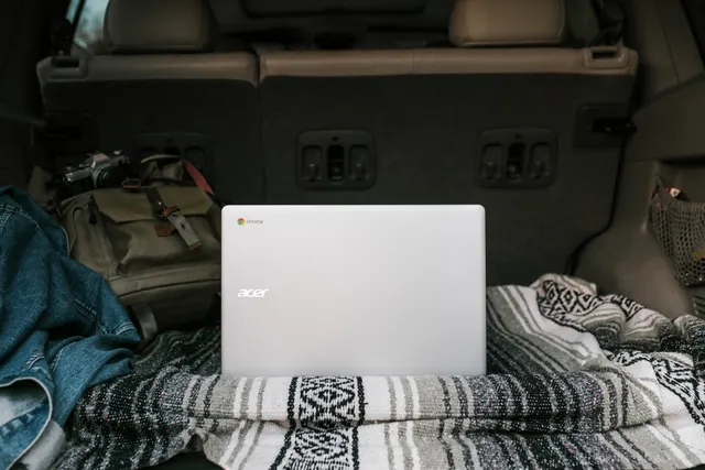 Digital nomad working from a cafe while traveling