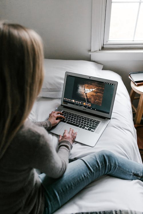 Kobieta W Szarym Swetrze Za Pomocą Macbooka Pro