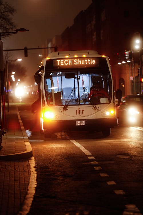 Foto profissional grátis de estrada, iluminação pública, ônibus