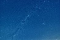深蓝色的夜空下，银河系与繁星闪耀
