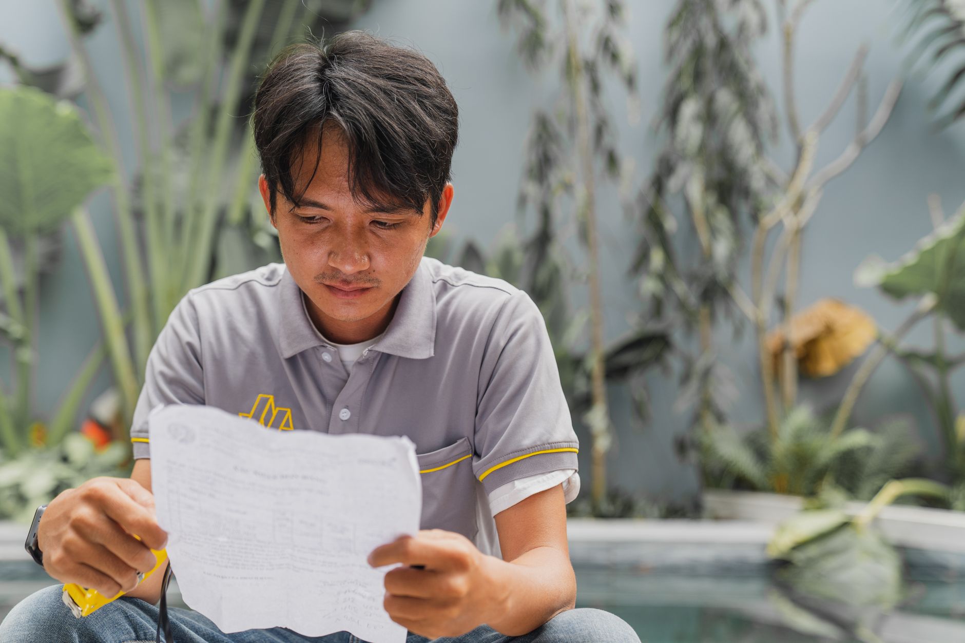 Tenant reading lease agreement — Juridico