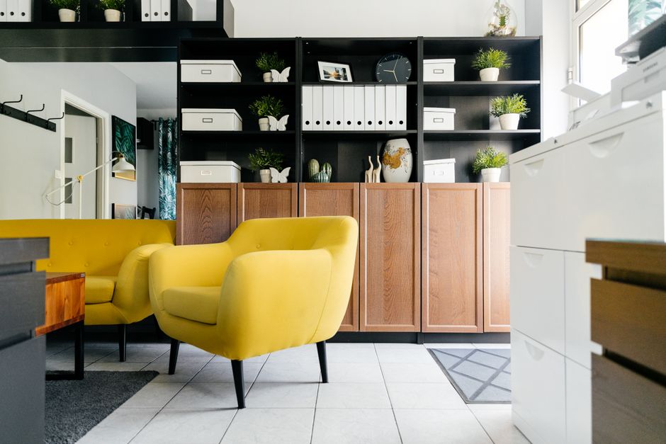 Modulaire houten rekken met planten en boeken. Modulaire houten rekken met planten en boeken.