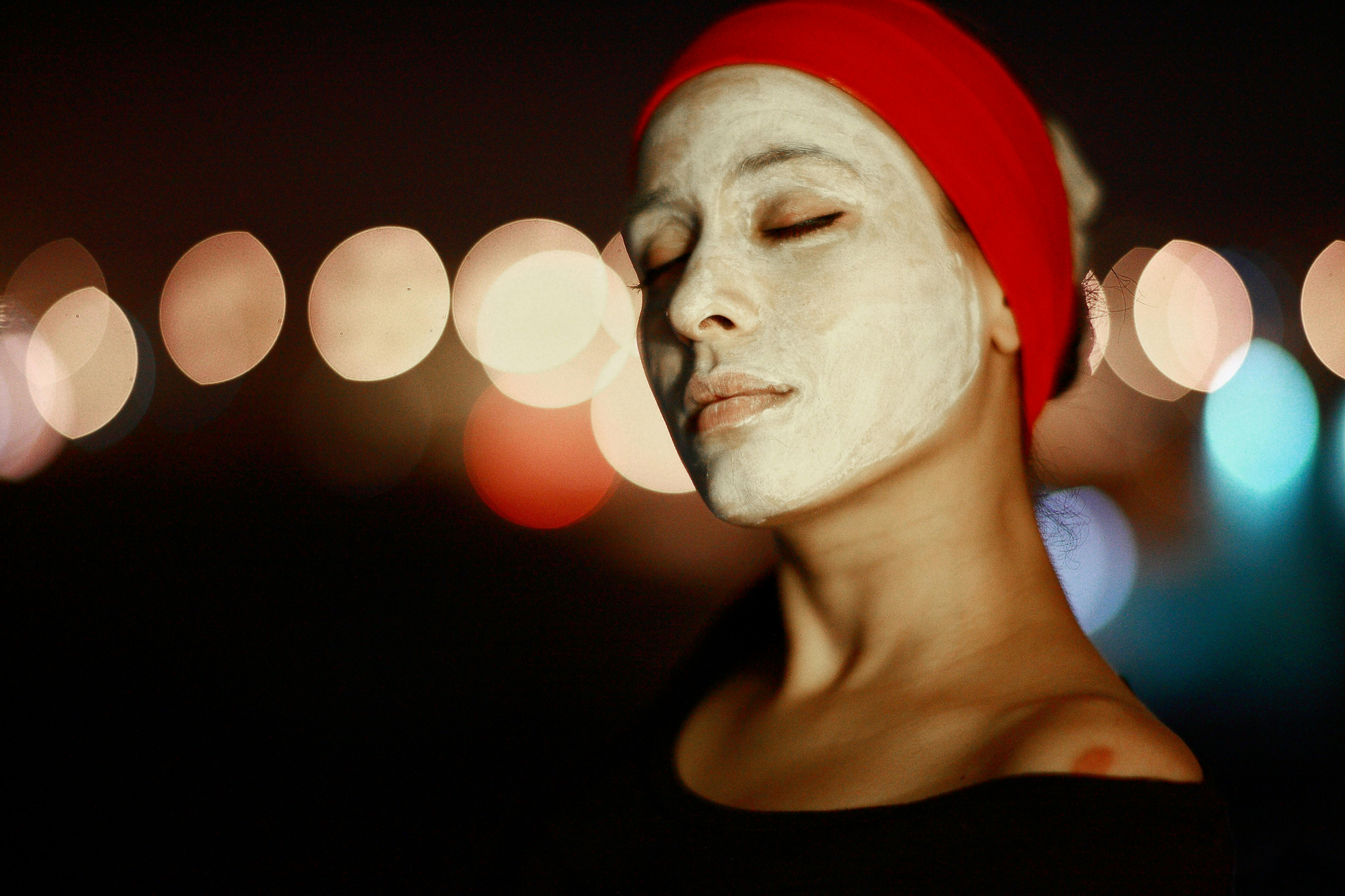 Woman applying facial cream | Photo: Pexels
