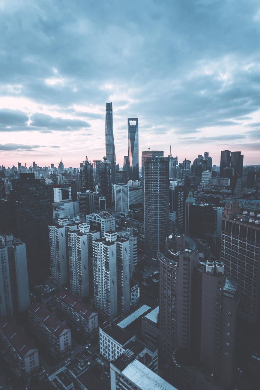 Skyline bei Nacht – Lebendige Neon-Szene