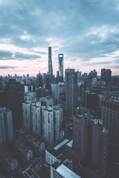 Skyline bei Nacht – Lebendige Neon-Szene