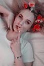 一位头发上插着红花的宁静女人躺下来，若有所思地摆出姿势