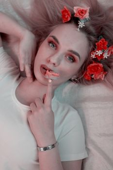 一位头发上插着红花的宁静女人躺下来，若有所思地摆出姿势