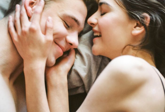 ShopDanorgan coppie che si incontrano per un appuntamento romantico in un caffè