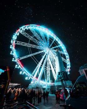 布鲁塞尔的摩天轮点亮了星空，营造出迷人的夜间氛围