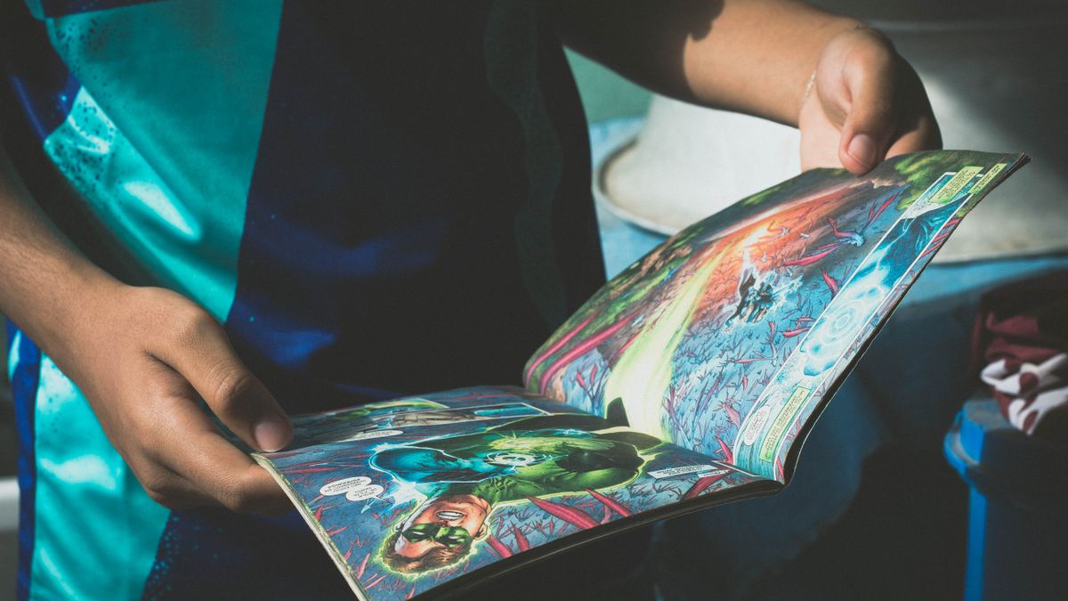 室内で漫画を読む若者(イメージ)