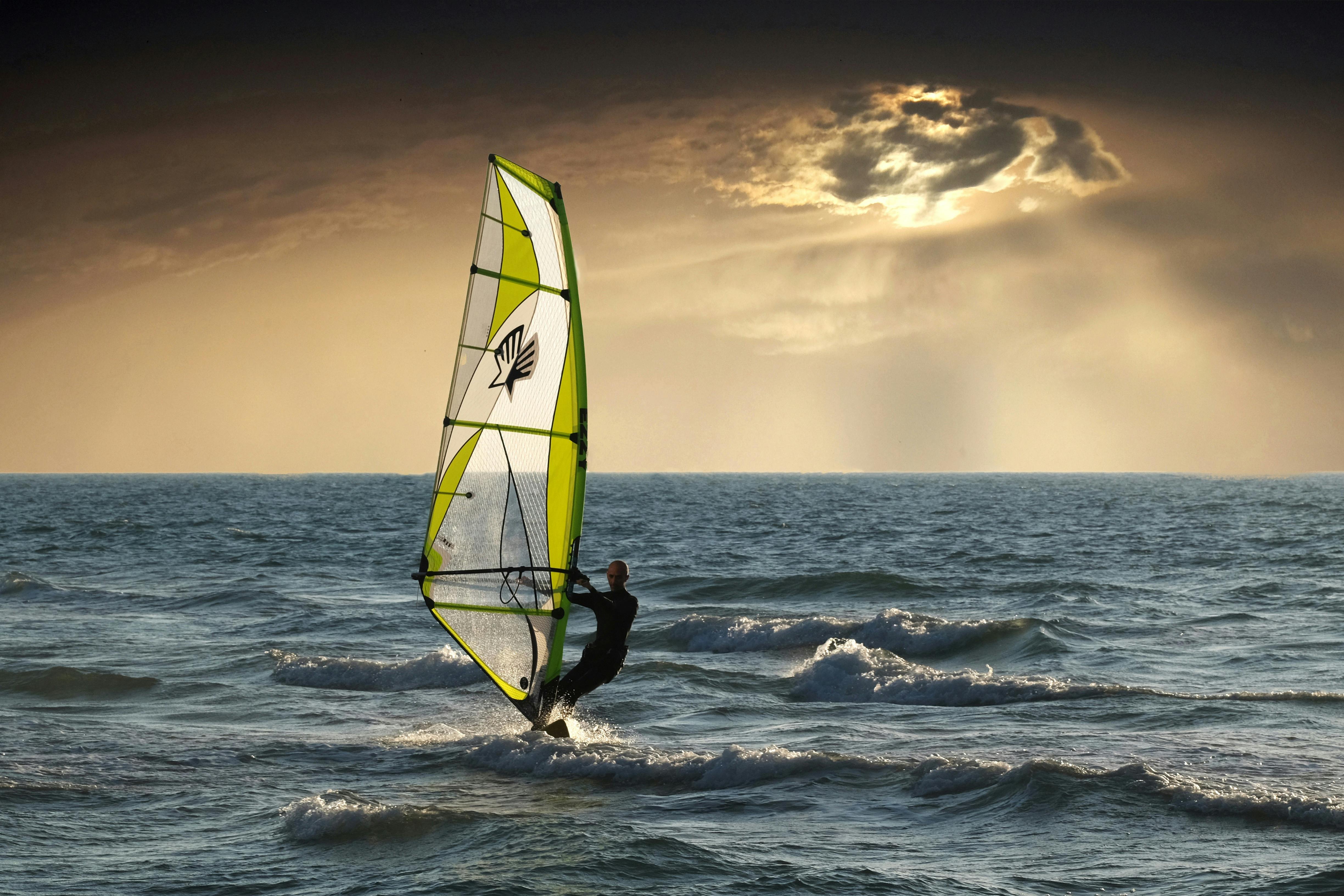 hombre-equitaci-n-en-windsurf-fotos-de-stock-gratuitas