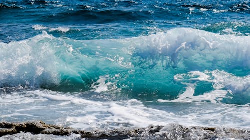 Free Морские волны ударяют о камни Stock Photo