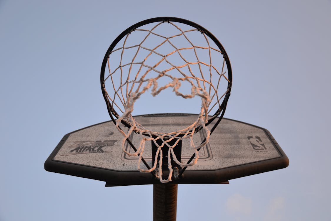 無料 ブラウンとブラックのバスケットボールフープのローアングル写真 写真素材