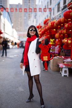 农历新年庆祝活动期间，亚洲妇女在热闹的街头市场购物
