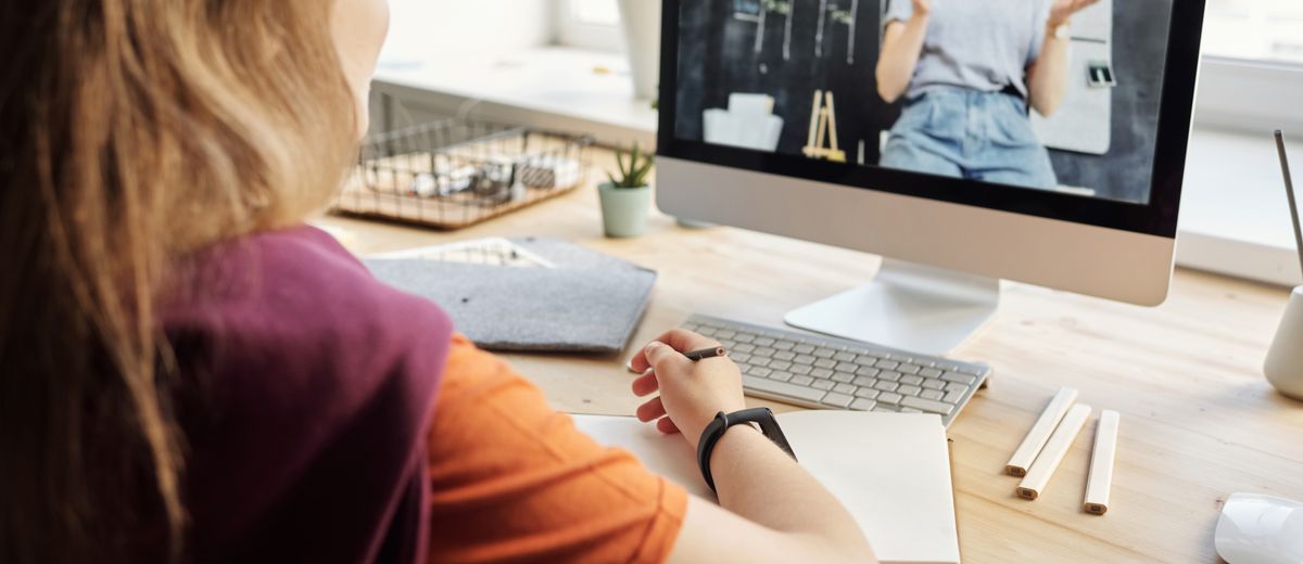 Lycéen perplexe face au choix d'orientation post-bac et à Parcoursup