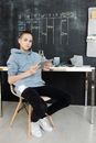 青少年在家穿着休闲装，用平板电脑在线学习