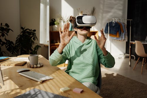 Fotos de stock gratuitas de adolescente, casco de realidad virtual, casco RV