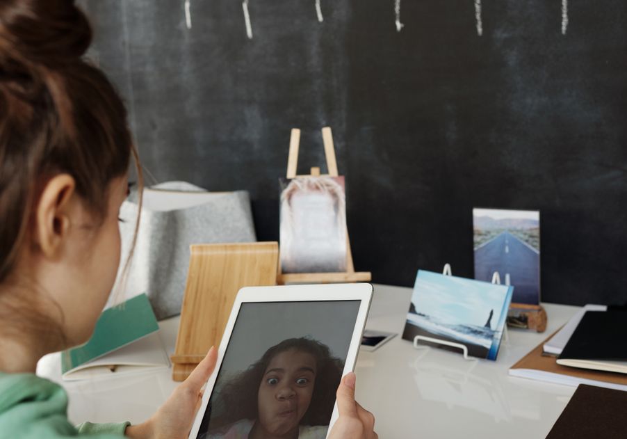 Online dating: starting a conversation on a niche platform