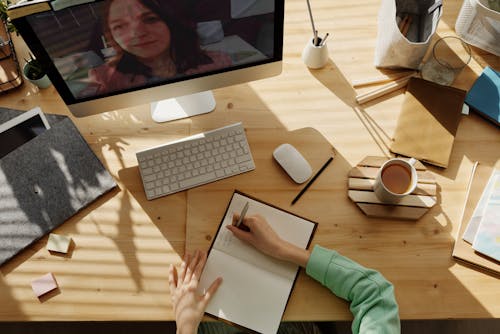 2019-ncov, ahşap masa, apple klavye içeren Ücretsiz stok fotoğraf