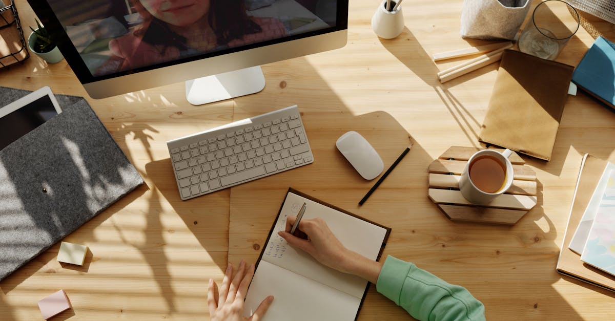 How to move taskbar on Mac