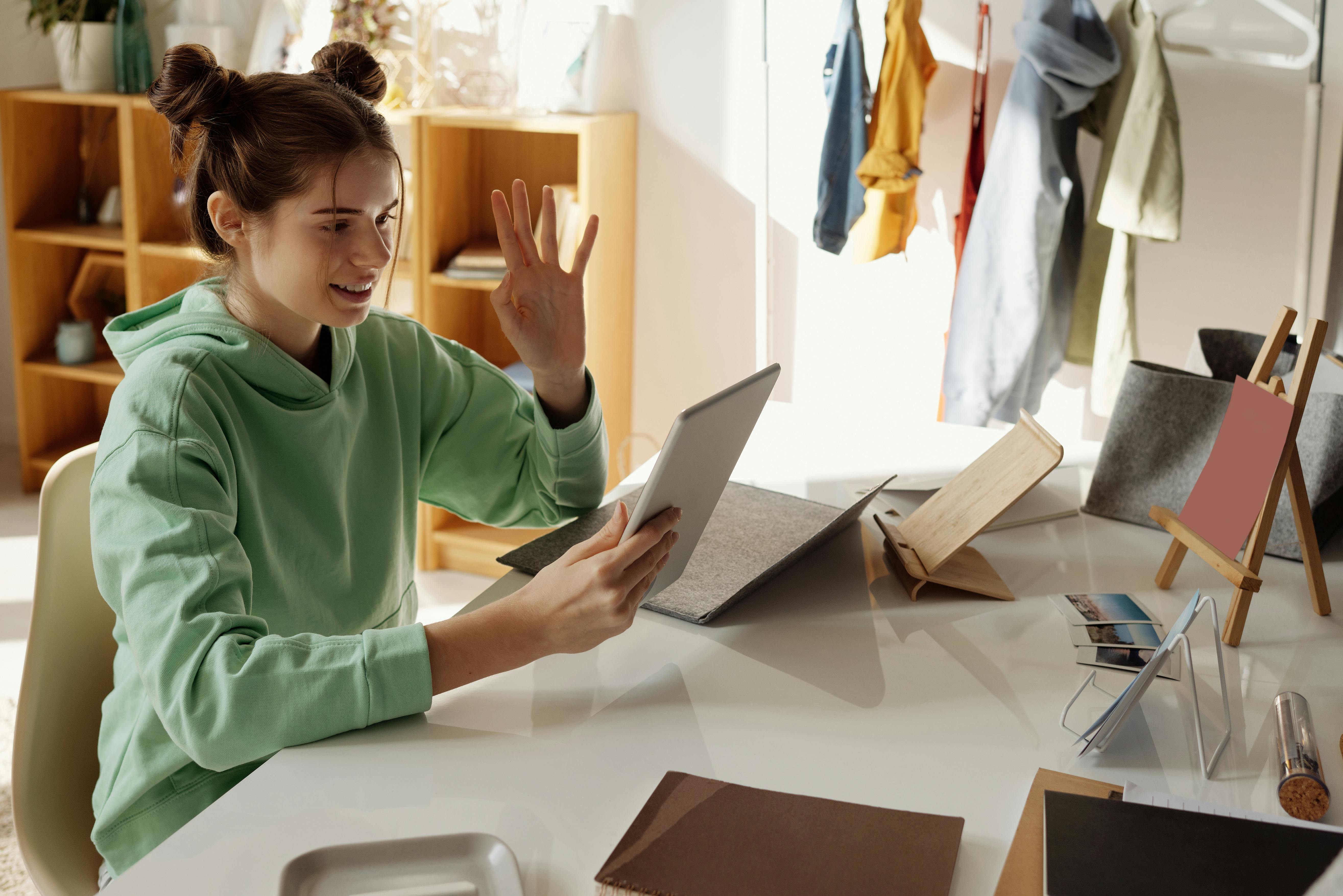 一个人坐在办公桌前，姿势良好，正在进行核心训练