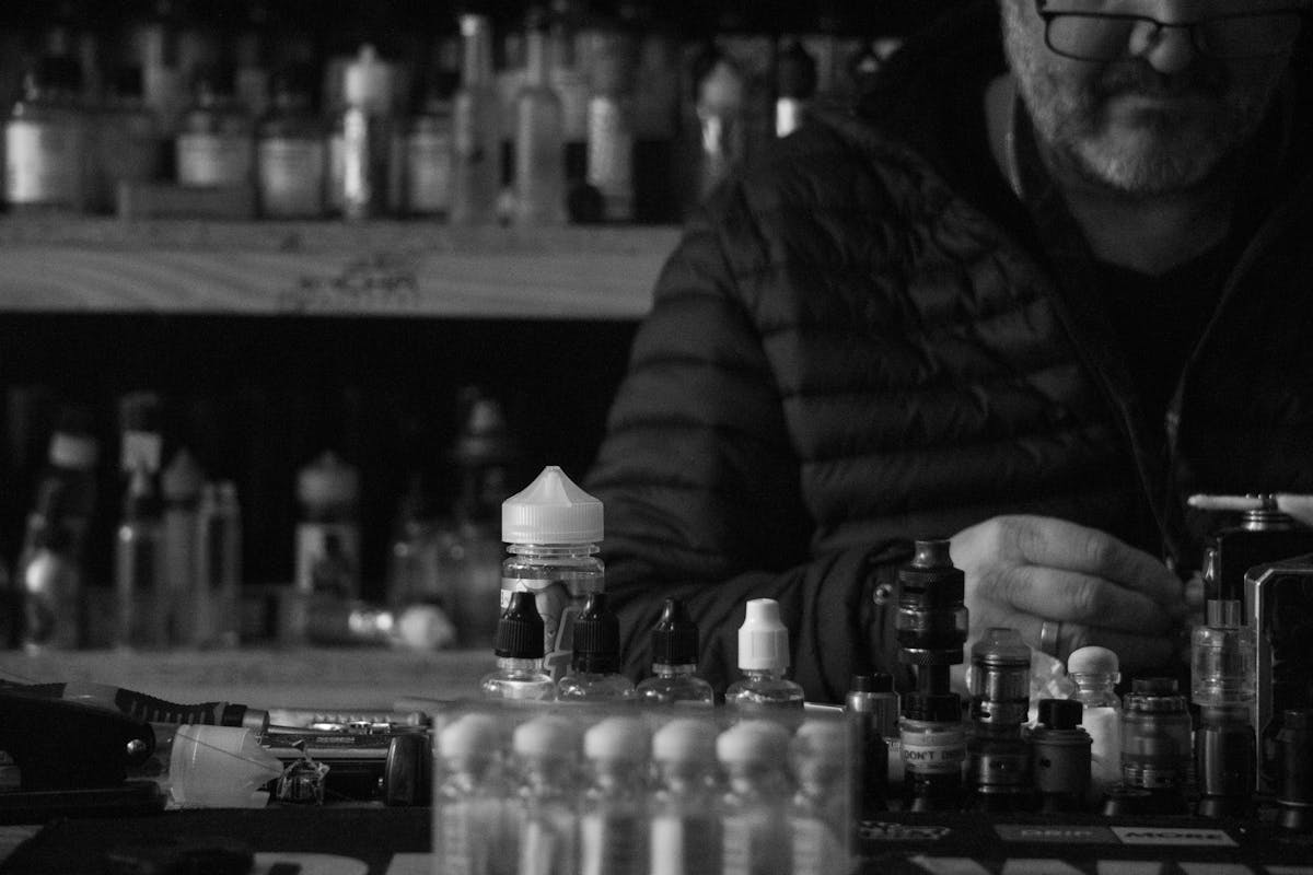 Een oud dagboek met een pen