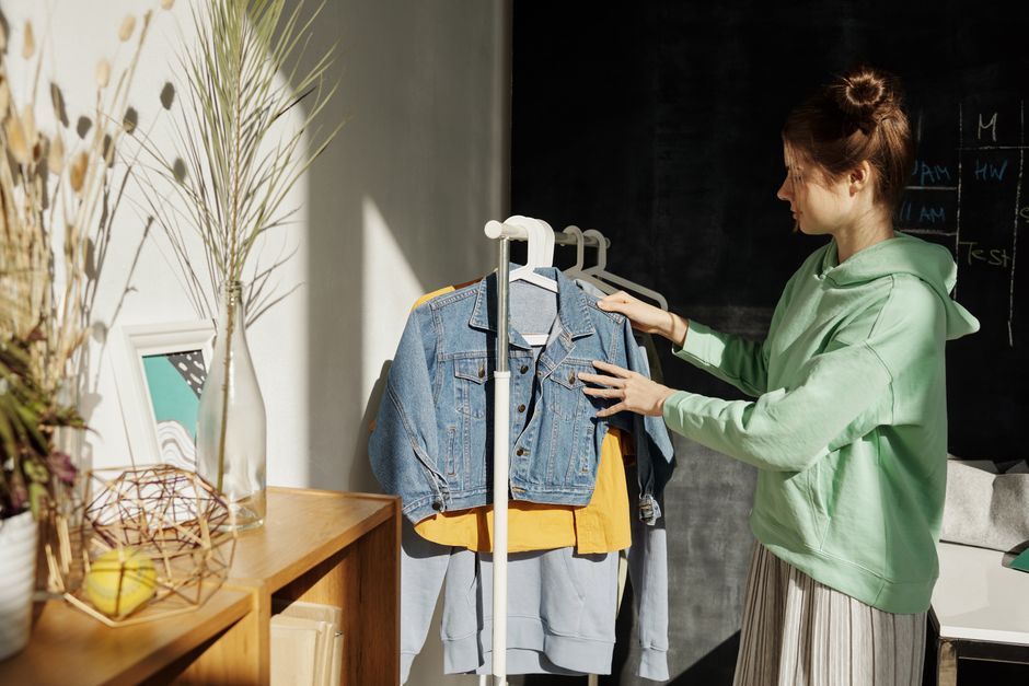 Essential Furniture for Small Spaces: A Guide to Choosing the Perfect Clothes Rack Compact clothes rack for small room with foldable design