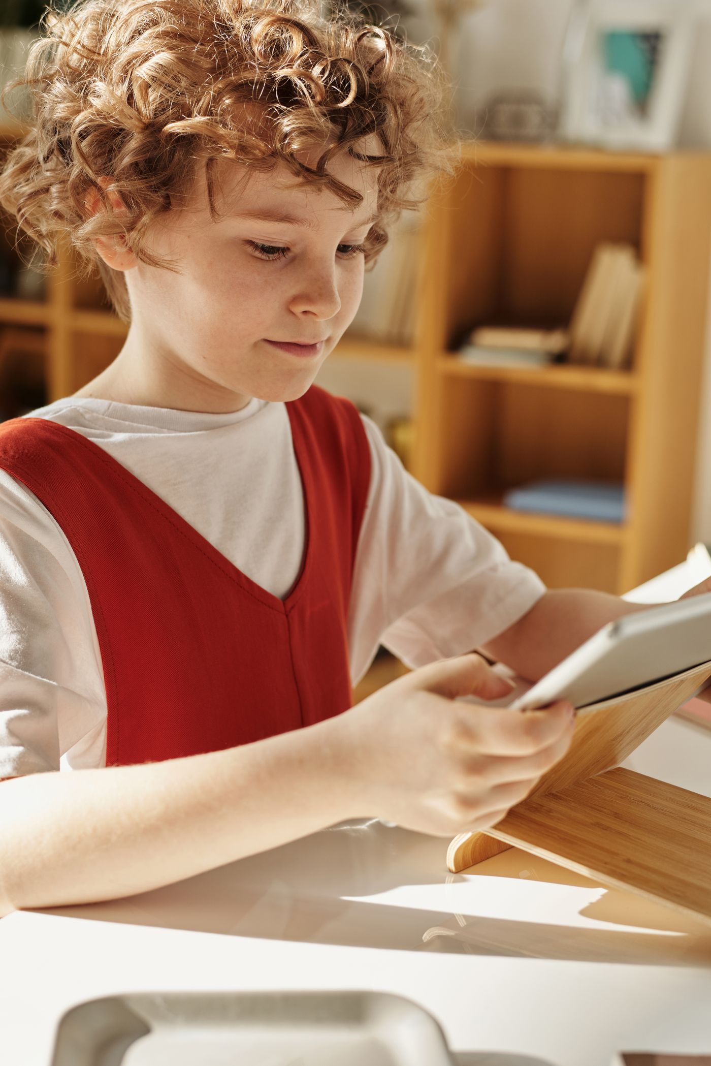 Niño aprendiendo con una tablet