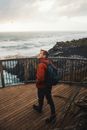 一名男子在新西兰风景优美的沿海步道上徒步，欣赏着海洋与悬崖顶的景色