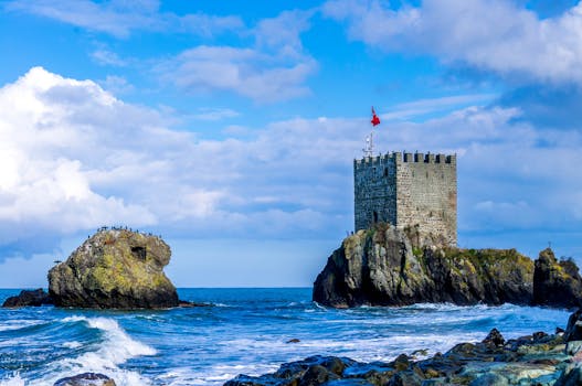 岩石岛上，沿海堡垒风景如画，海浪与蓝天相映