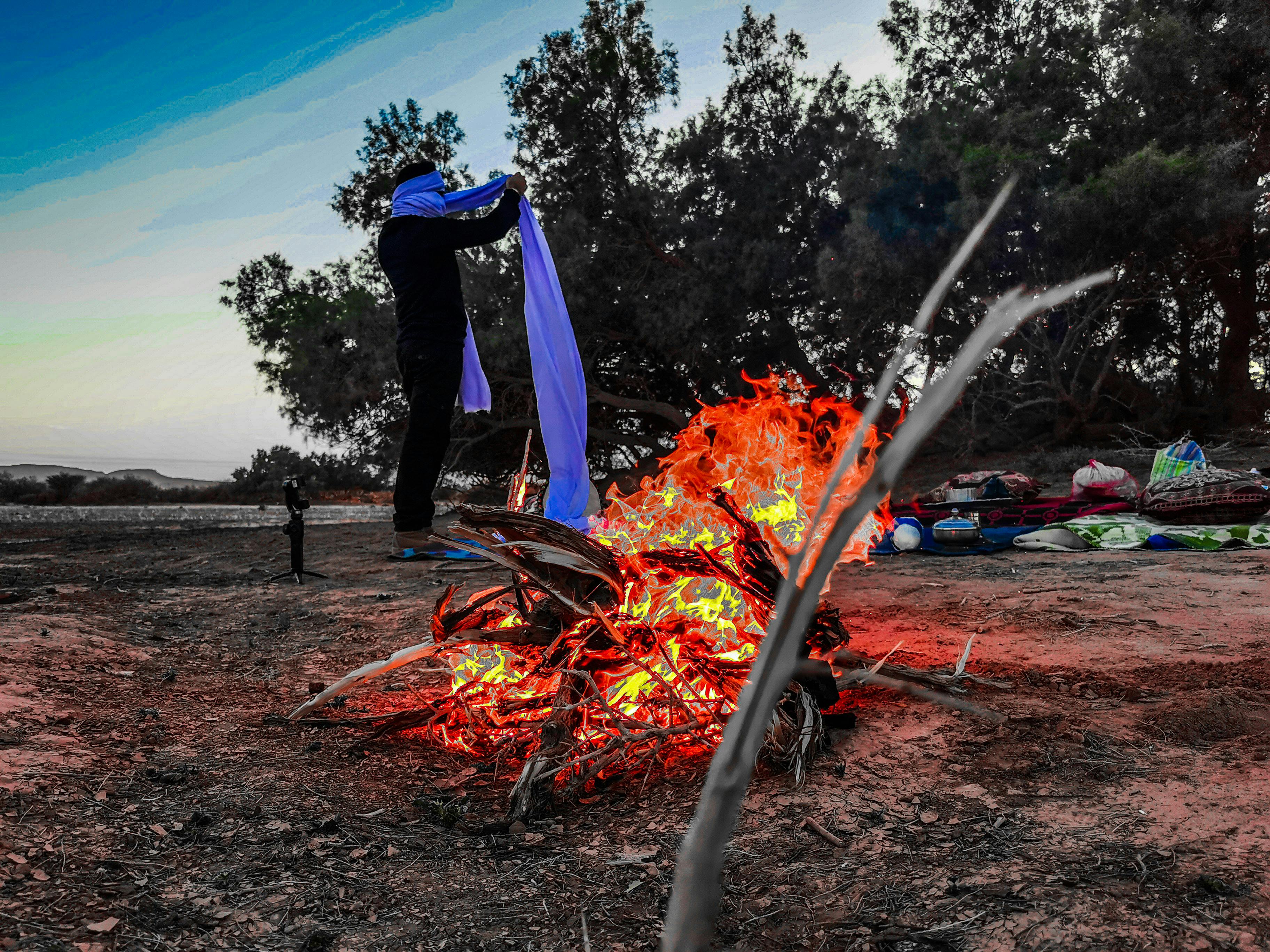 女性がヨガマットの上で脚のエクササイズをしている様子