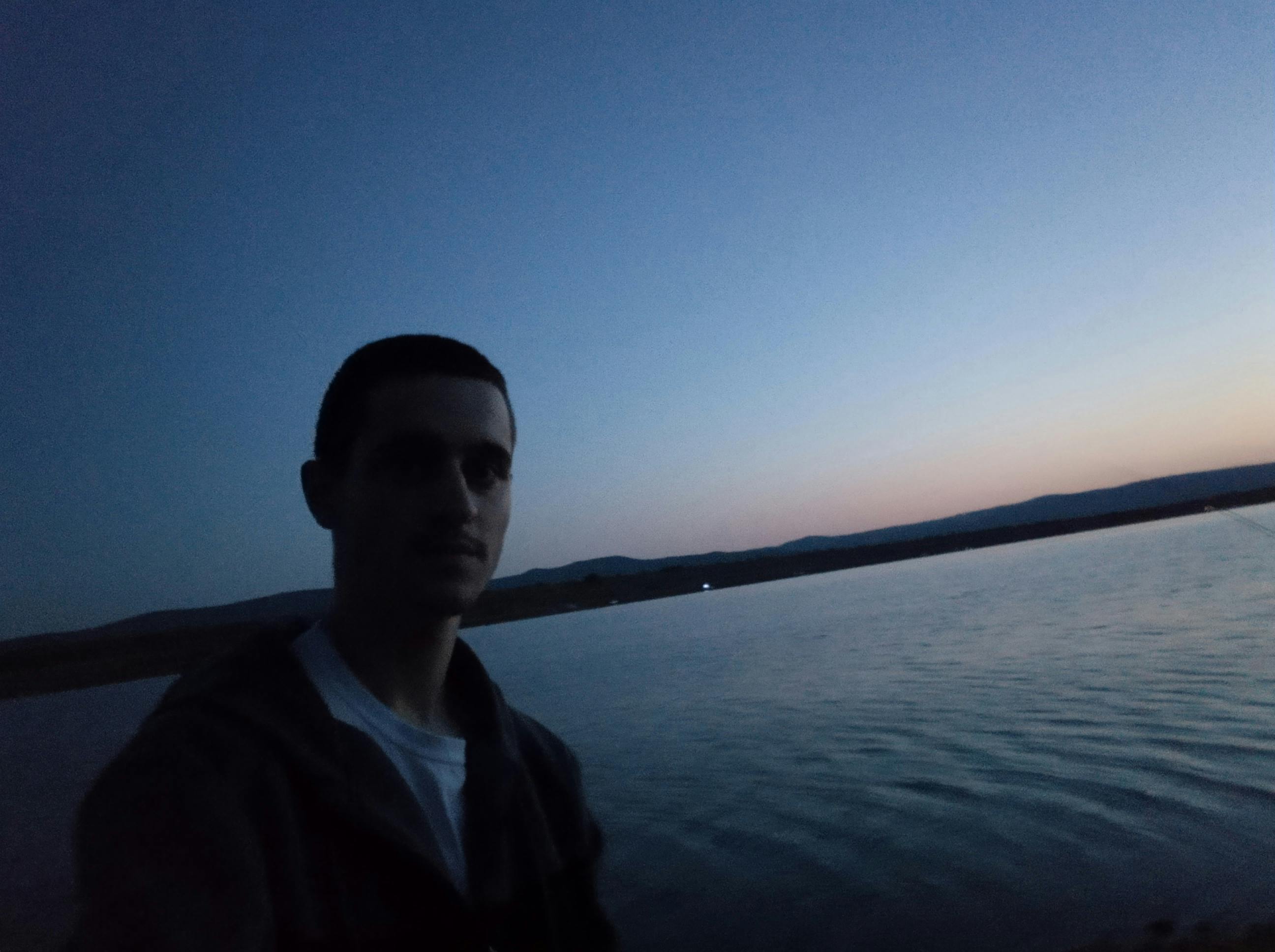 女性の足元と膝のクローズアップ、O脚のイメージ