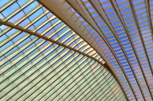 Прозрачная стеклянная крыша с серыми стальными рамами