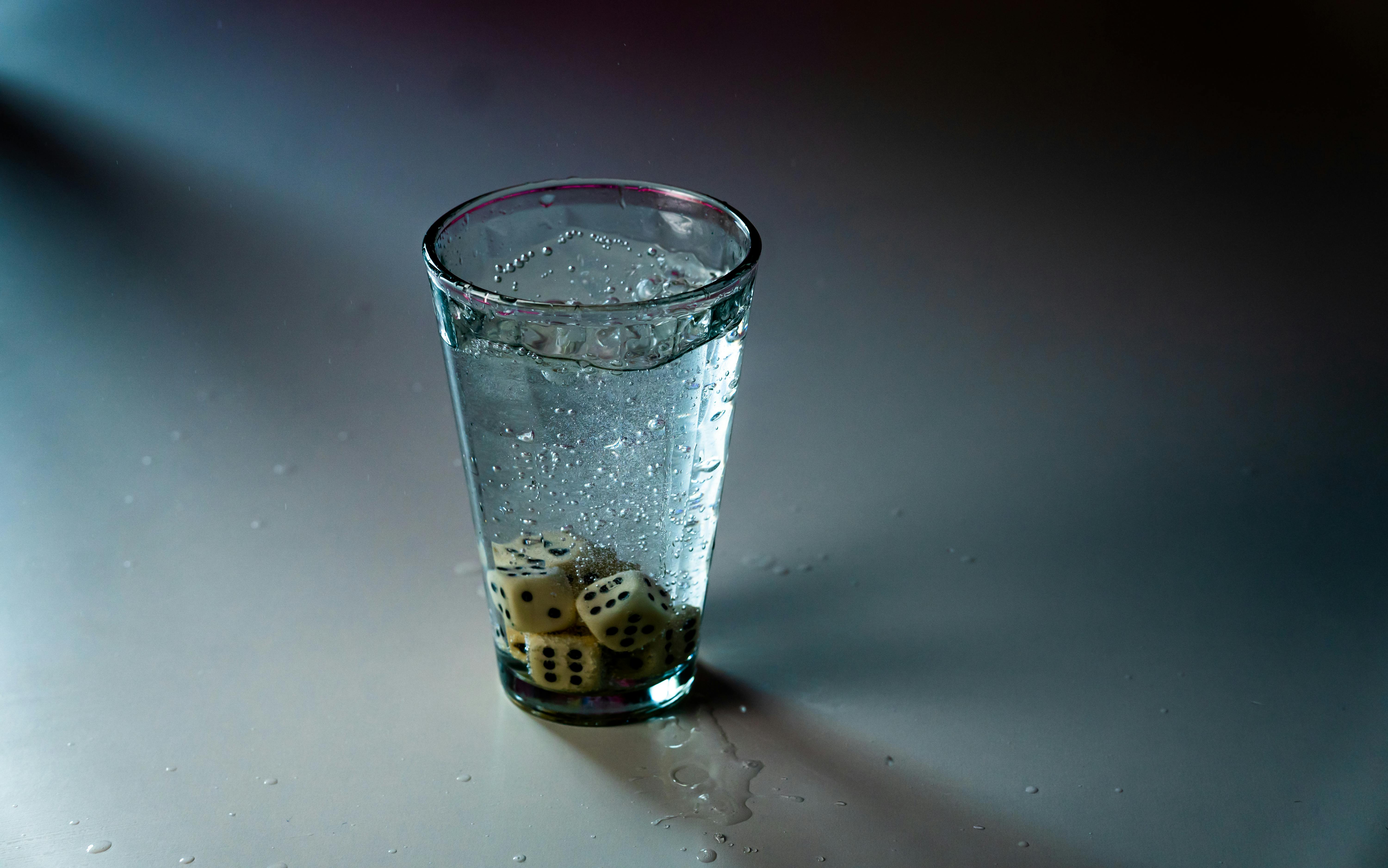Mujer mayor haciendo ejercicios de brazos sentada en una silla