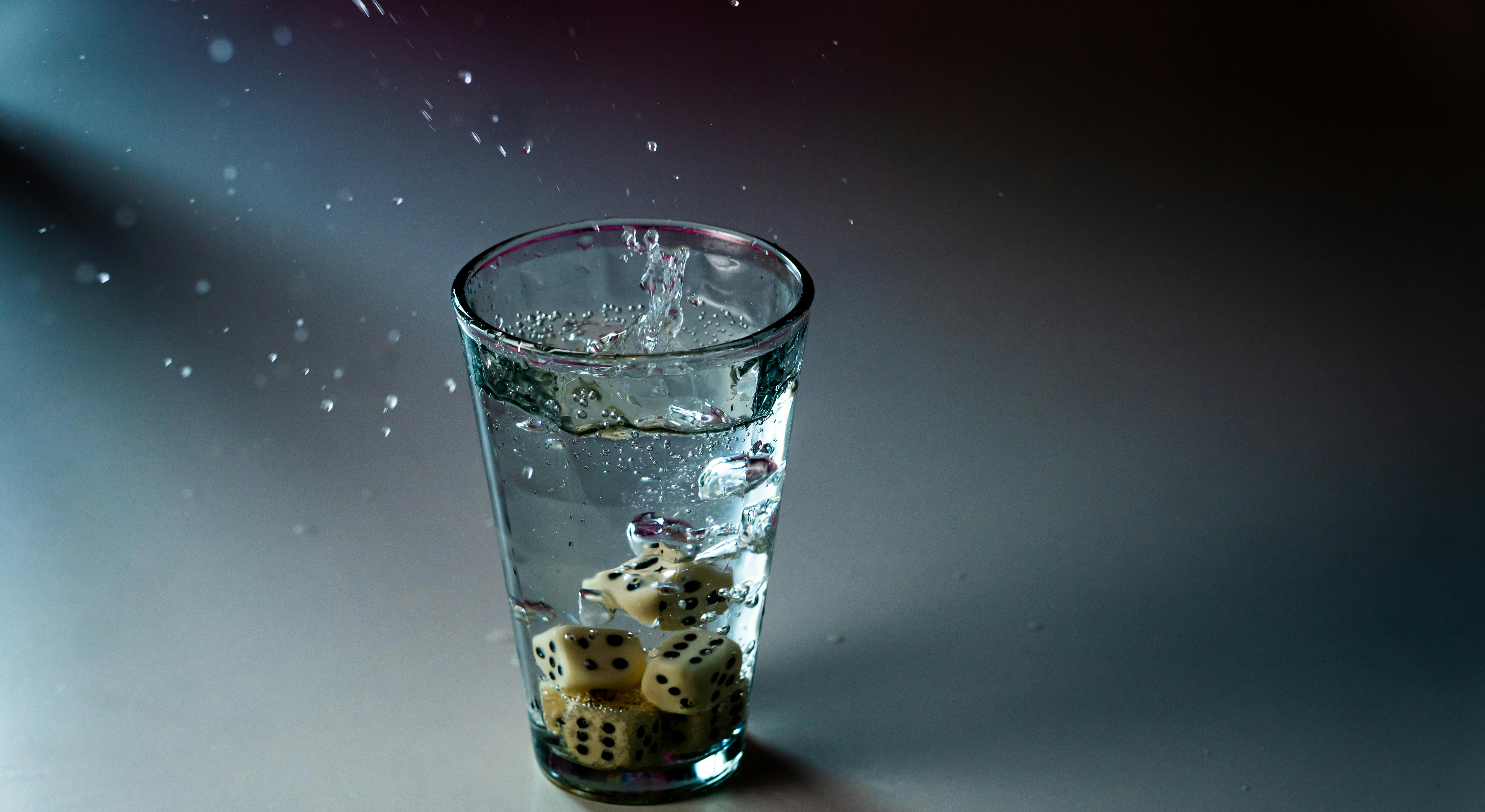 Persona haciendo ejercicios de estiramiento en una silla