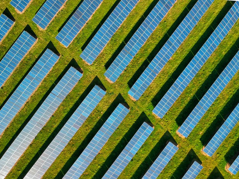 Panouri fotovoltaice acoperite parțial de zăpadă