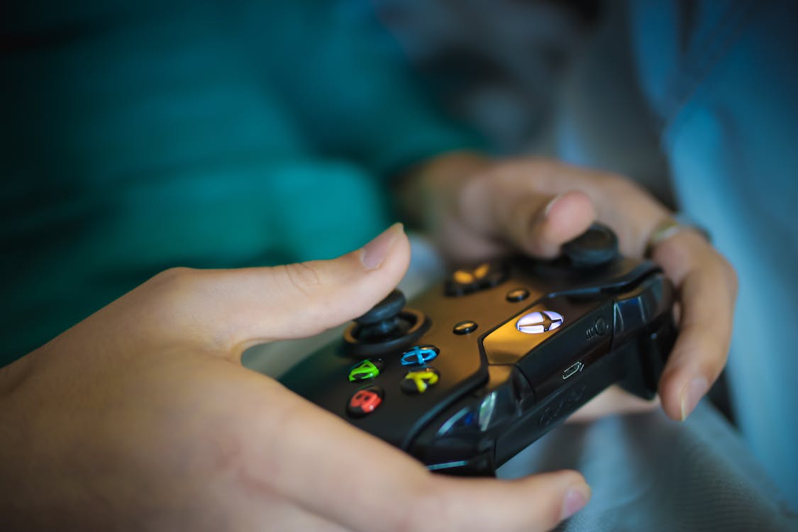 무료 검은 색 Xbox 컨트롤러를 들고있는 사람 스톡 사진