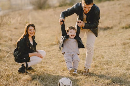 Photo De Famille S'amusant Avec Un Ballon De Soccer