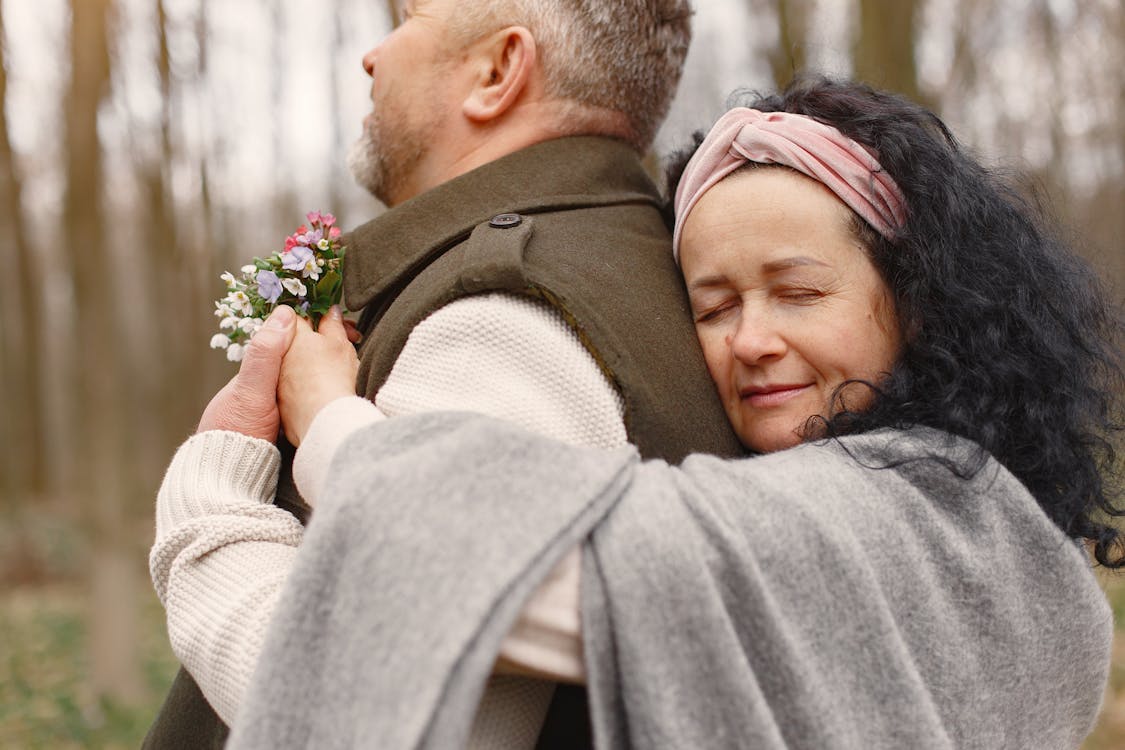 Foto Van Vrouw Haar Man Knuffelen