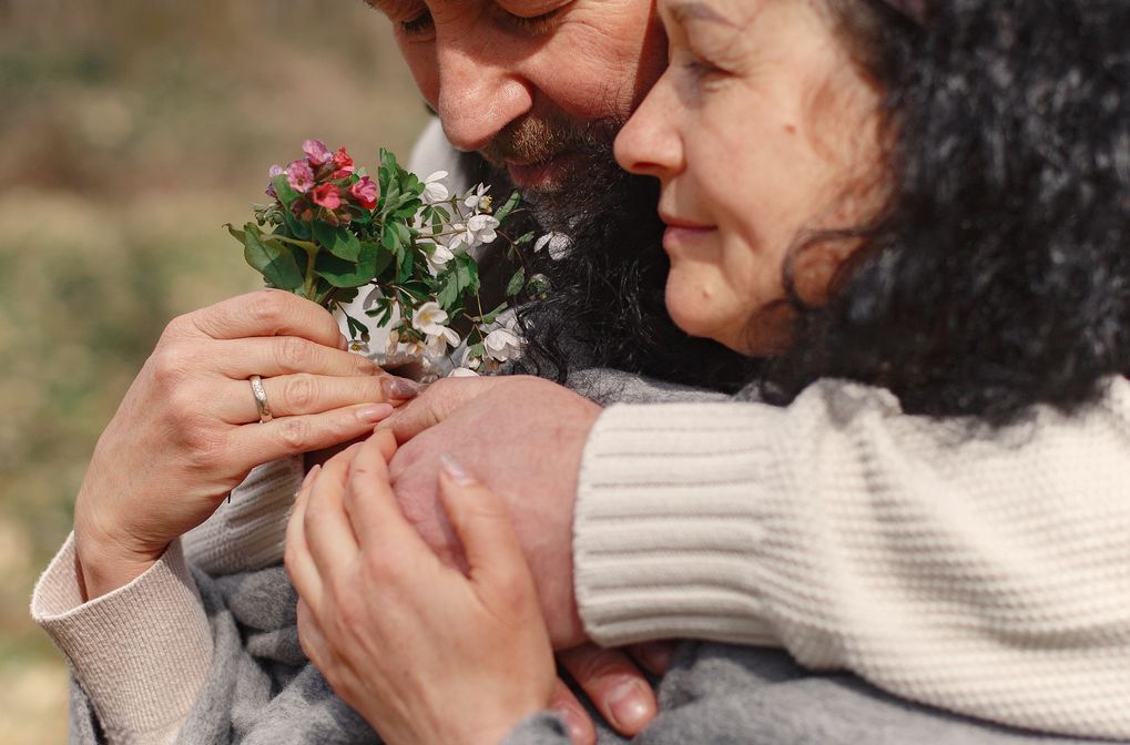 Online dating: starting a conversation on a niche platform