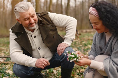 幸福的老年夫婦，愛上了鮮花在森林裡