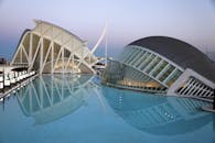 黄昏时分，一座宁静的游泳池映照出未来的建筑结构