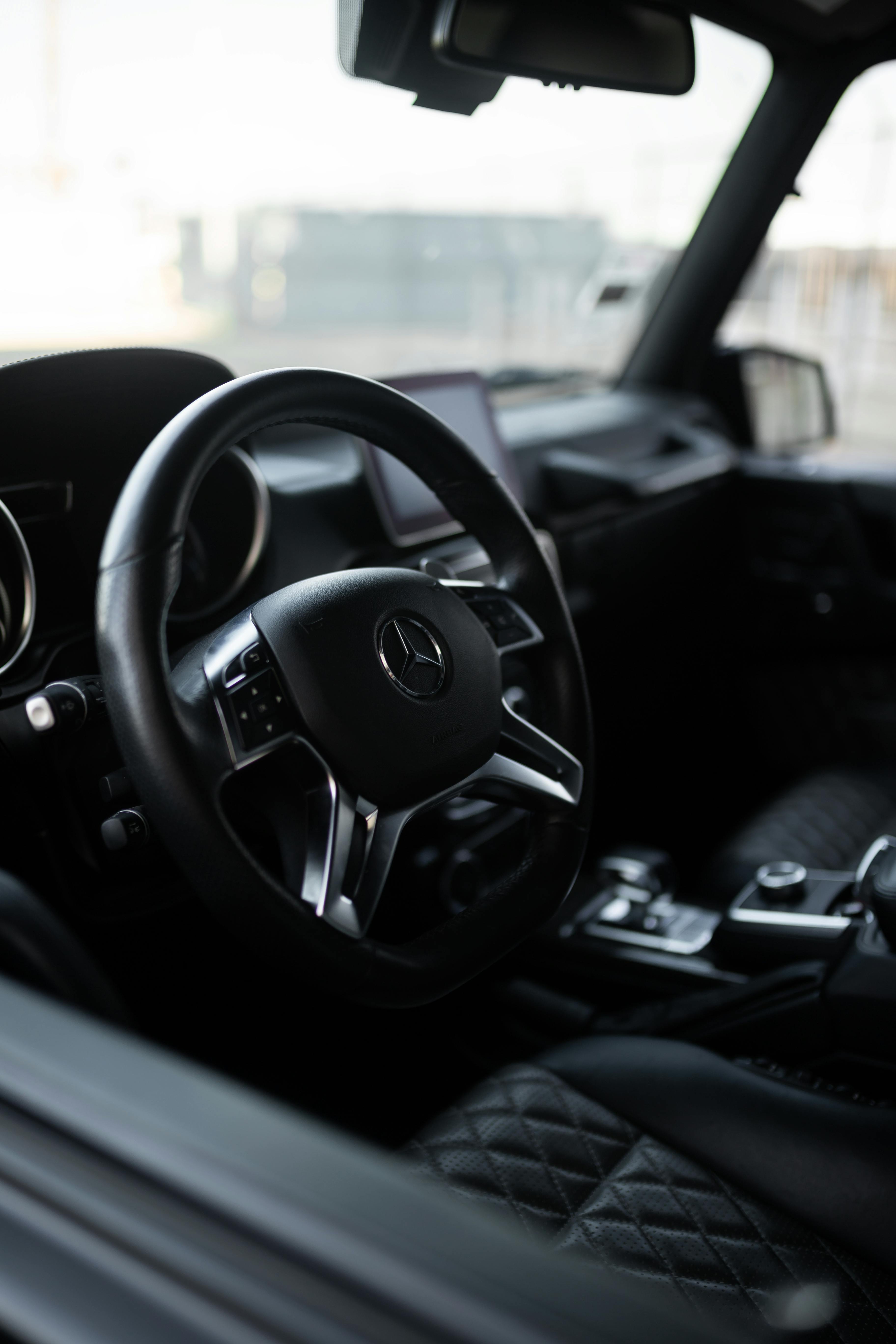 black mercedes benz steering wheel