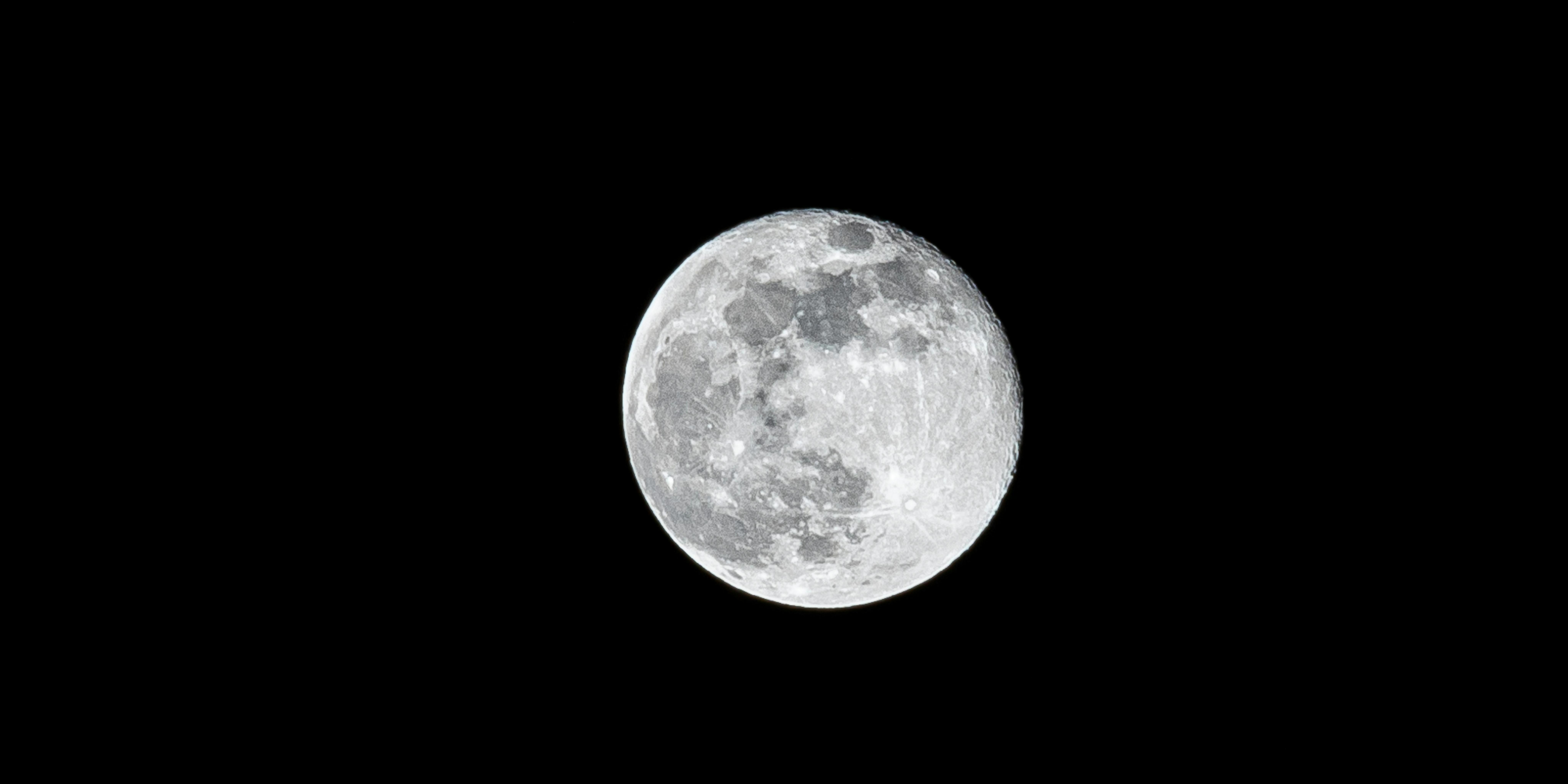 Full moon on black background at night · Free Stock Photo