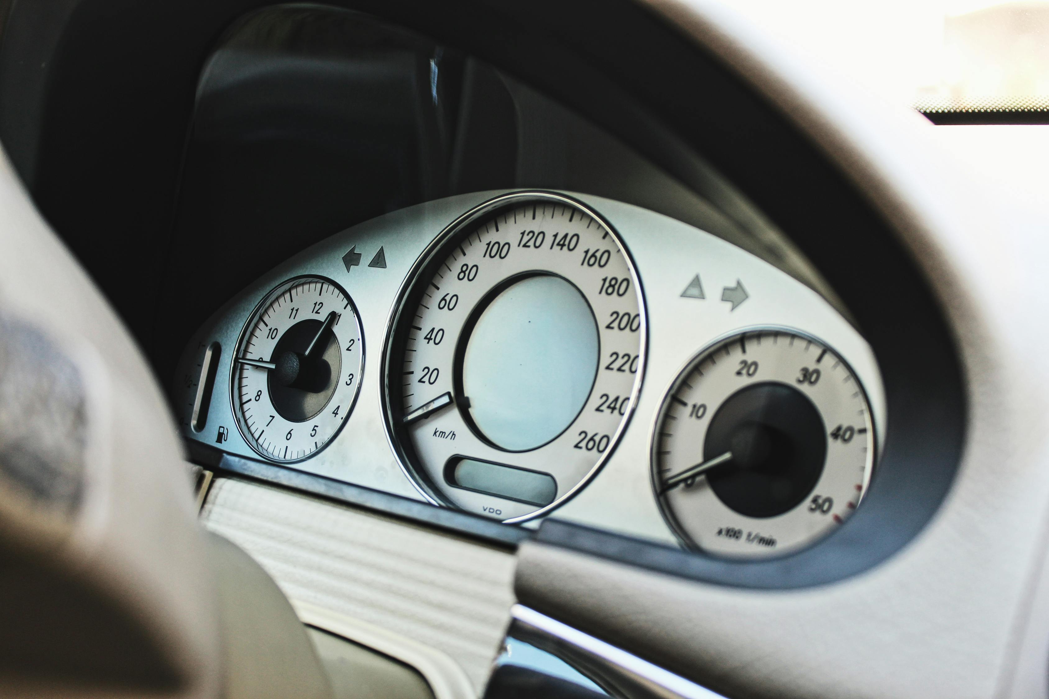 Front instrument panel in car in daylight · Free Stock Photo