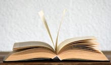 翻开书本的特写图像，展现动态的视觉效果