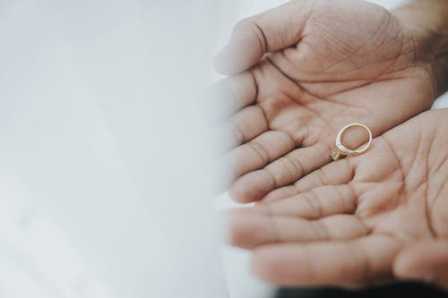 Foto profissional grátis de anel de noivado, close-up, mãos