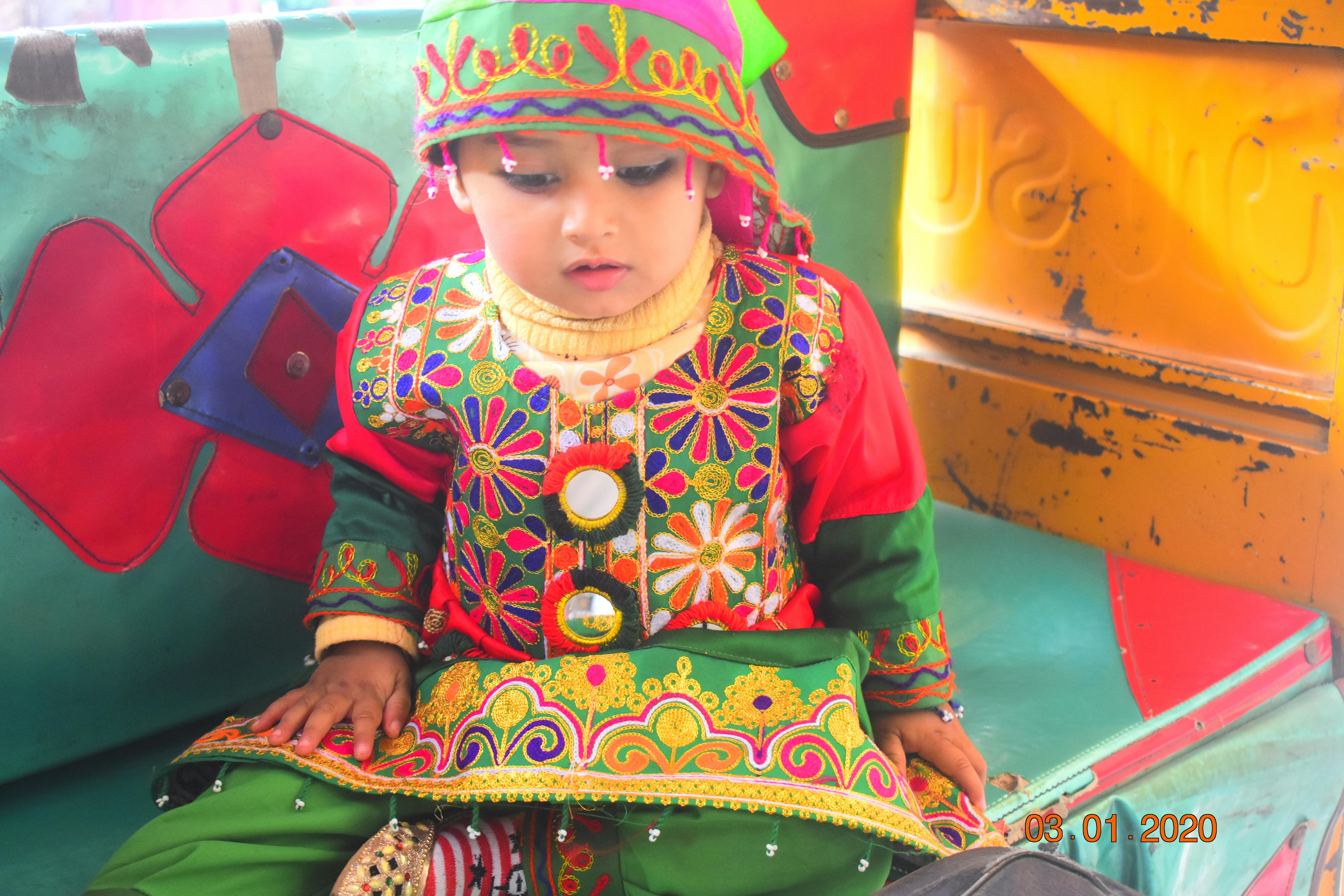 Hình ảnh gia đình vui vẻ tại sân bay