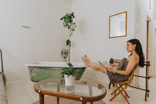 一位女士在有复古特色和自然装饰的极简主义浴室里阅读