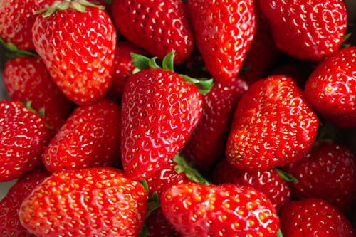 Fraises Rouges Sur Plaque En Céramique Blanche